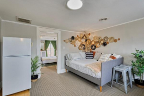 Treetop 1-BR Flat in Capitol Hill - Ideal Spot!